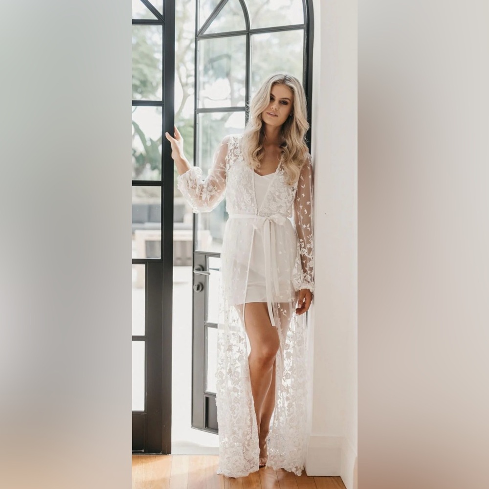 Le Rose White Lace Robe with Floral Embroidery